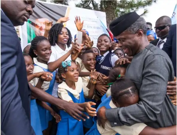Yemi Osinbajo Mobbed In Calabar (Photos)